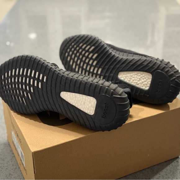 Adidas Men's Yeezy 350 Boost Black Sneakers - 12.5 - Picture 6 of 7